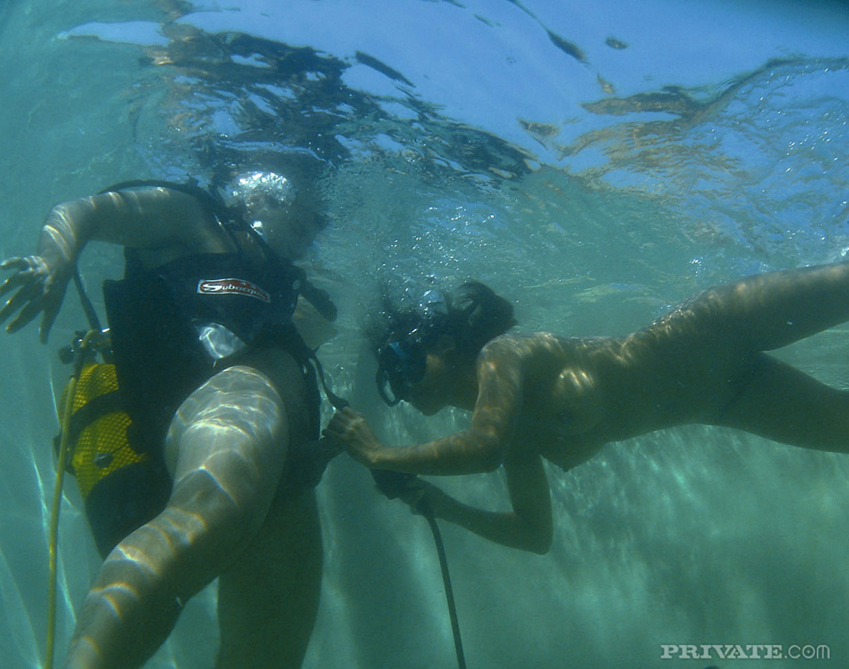 Amateur Threesome Underwater Blowjob