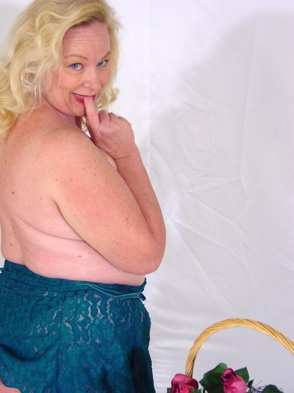 Plumpers Posing - bbw porn big titted older women plumper posing nude
